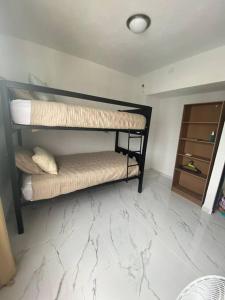 阿卡普尔科Departamento Acapulco Diamante - 2 habitaciones的配有2张双层床的大理石地板客房