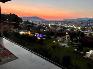 萨拉热窝Penthouse Sarajevo的夜晚从阳台可欣赏到城市美景