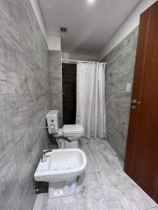 罗萨里奥Depto acogedor, moderno y espacioso的一间带卫生间和水槽的浴室