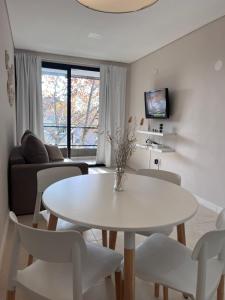 罗萨里奥Depto acogedor, moderno y espacioso的客厅配有白色的桌子和椅子