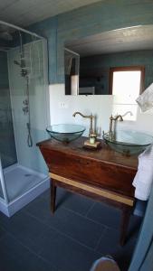 ChâteldonDomaine des Terres du Milieu / Gîte de cul de sac的一间带两个盥洗盆和淋浴的浴室