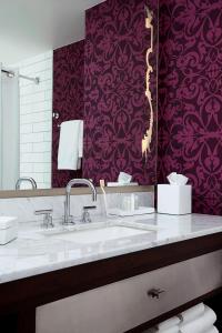 华盛顿五月花傲途格精选酒店的一间带水槽和紫色墙壁的浴室