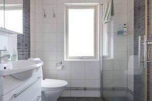 哥德堡WHITE & BRIGHT Room in a shared apartment的一间带卫生间、水槽和窗户的浴室