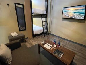 埃尔帕索Boxstel - Modern Stay Hotel Downtown El Paso的客厅配有沙发、茶几和双层床