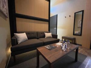 埃尔帕索Boxstel - Modern Stay Hotel Downtown El Paso的客厅配有沙发和桌子