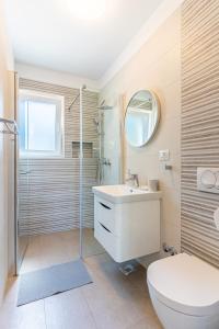 茨雷斯New 4 star Room M&A in town Cres的浴室配有卫生间、盥洗盆和淋浴。
