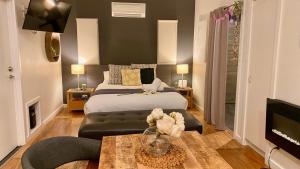 卡尔斯Phillip Island Nature Resort Villas的一间卧室配有一张床、一张沙发和一台电视。