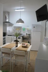 阿维拉Serendipia的厨房配有桌椅和电视。