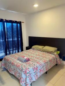 伊瓜苏港Mandua的一间卧室配有一张带鲜花床罩的床