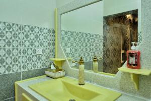 阿尔哈德Salem Fish Guest House的一间带水槽和镜子的浴室