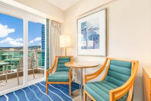 檀香山CASTLE at Ala Moana Hotel的酒店客房设有桌椅和阳台。