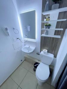 皮乌拉[H] Natural Holtin at Piura的白色的浴室设有卫生间和水槽。