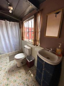 科万El Calvario Hostal的浴室配有卫生间、盥洗盆和浴缸。