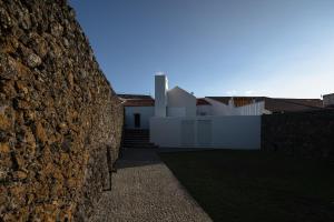 大里贝拉ENTRE MUROS - Turismo Rural - Casa com jardim e acesso direto ao mar的房屋前的石墙