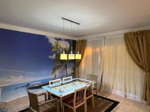 沙姆沙伊赫Luxury & stylish Naama bay flat at the centre of Sharm的一间配备有蓝色桌子和椅子的用餐室