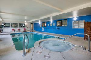 布法罗SureStay Plus Hotel by Best Western Buffalo的在酒店客房内的游泳池设有热水浴池