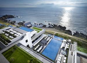 釜山Ananti at Busan Cove的海洋旁建筑物的空中景观