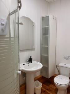 直布罗陀Engineer Lane House的一间带水槽和卫生间的浴室