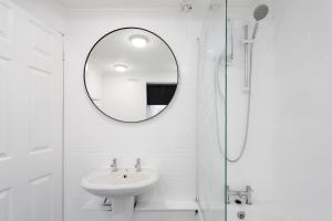 利物浦Beautiful Anfield home close to LFC stadium的白色的浴室设有水槽和镜子