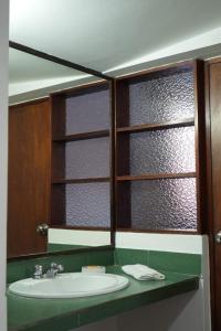 卡哈马卡Hotel Pilancones的一间带水槽和窗户的浴室