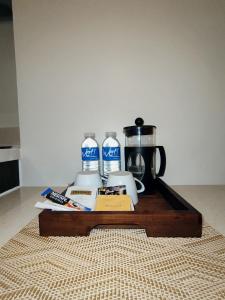 MaribagoFamily Room的一张桌子、咖啡壶、咖啡壶和咖啡壶