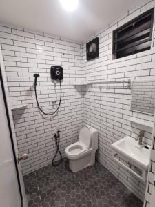 居林Kulim Mini HomeStay的白色的浴室设有卫生间和水槽。