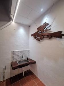 居林Kulim Mini HomeStay的浴室配有水槽,墙上设有木枝