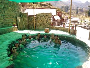 YanqueLa Casa de la Abuela Isabel的一群人在游泳池里