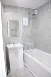 沃特福德Watford Gemini - Thanet House, Nr Watford Metropolitan, M1,M25的带淋浴、盥洗盆和浴缸的浴室
