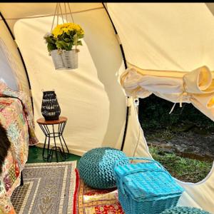 RogersvilleThe Aries-a stargazing, luxury glamping tent的白色帐篷,里面装有花瓶