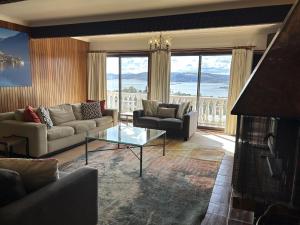 金德拜恩Top Deck by Kristall Apartments的带沙发和玻璃桌的客厅