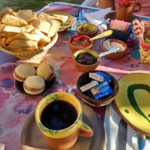 圣哈维尔Posada Villapancha的餐桌上放着盘子和咖啡