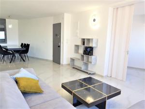 提比里亚4bdrm - 110mr - Dream vacation apartment的客厅配有沙发和桌子