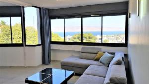 提比里亚4bdrm - 110mr - Dream vacation apartment的带沙发的客厅和部分窗户。