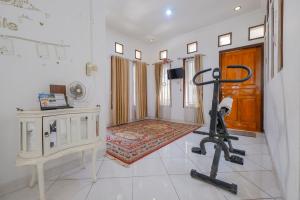 日惹Homestay Jogja dekat Masjid Jogokaryan by Simply Homy的一间带跑步机的健身房