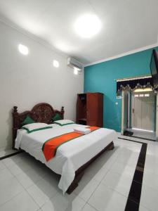 斯勒曼Homestay Simply Homy dekat Tugu Jogja dan Monjali的一间卧室,卧室内配有一张大床