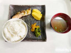 西条市YOL的盘子上放着米饭和蔬菜,还有一碗汤