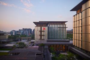 广州广州白云国际会议中心越秀万豪酒店的建筑物旁边带有红色K标志的建筑物