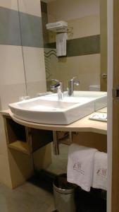 福斯诺娃岛酒店的浴室设有白色水槽和镜子