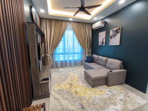 芙蓉Homestay Naufal Bandar Sri Sendayan Ground Floor的带沙发和吊扇的客厅