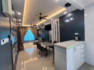 芙蓉Homestay Naufal Bandar Sri Sendayan Ground Floor的厨房以及带吊扇的用餐室。