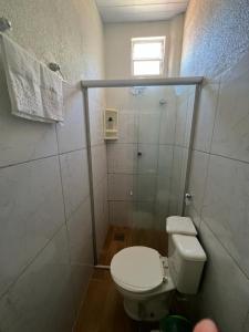 福塔莱萨Pousada da Celma的一间带卫生间和淋浴的小浴室