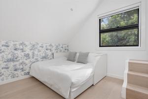悉尼ANGEL70 - Newtown Haven的白色的卧室设有床和窗户