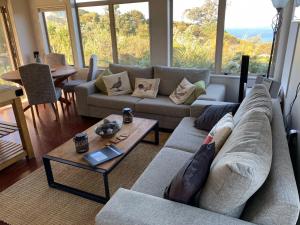 Paradise on the Hill ~ Tuateawa的客厅配有沙发和桌子
