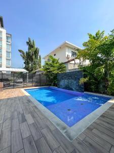 圣佩德罗苏拉Amplio condominio ejecutivo con hermosa vista的庭院里的一个蓝色海水游泳池