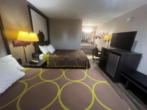 拉马克拉马克速8汽车旅馆的配有一张床和一台平面电视的酒店客房