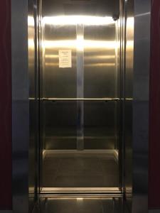 马六甲Avaria Signature Hotel的金属电梯门,上面有标志