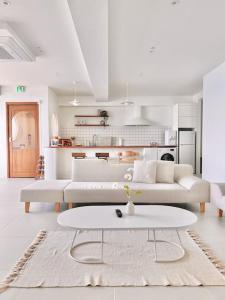 釜山Stay moment的白色的客厅配有白色的沙发和桌子