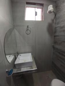 特立尼达Mono ambiente, Dpto. mediano的一间带水槽和镜子的浴室