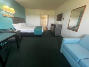 加尔维斯敦德克萨斯加尔维斯顿豪生国际快捷酒店的酒店客房,配有床和沙发